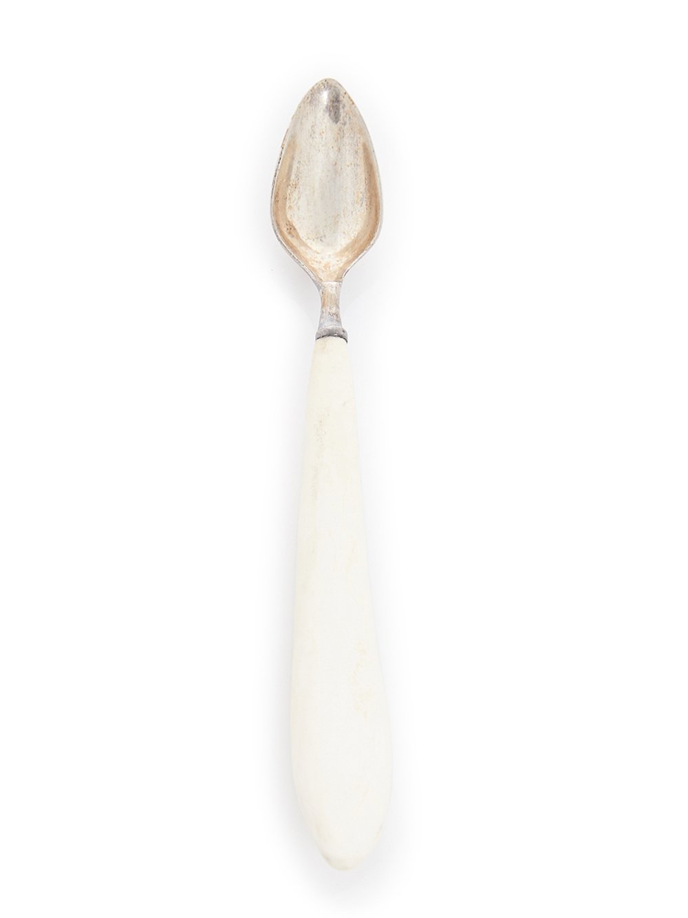 RICK OWENS DESSERT SPOON FEATURES AN OVAL SHAPE STERLING TOP AND A LONG, NATURAL COLOR BONE HANDLE.